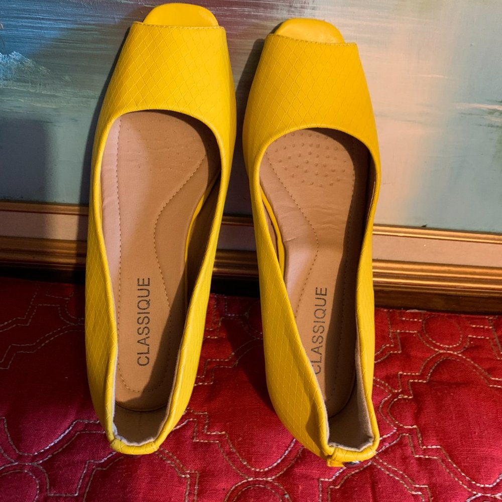 Classique Yellow heels Women's 7.5 - Picture 6 of 9